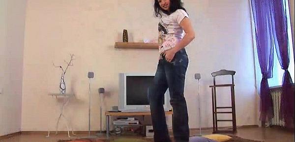  Skinny amateur Lanza teasing in tight jeans